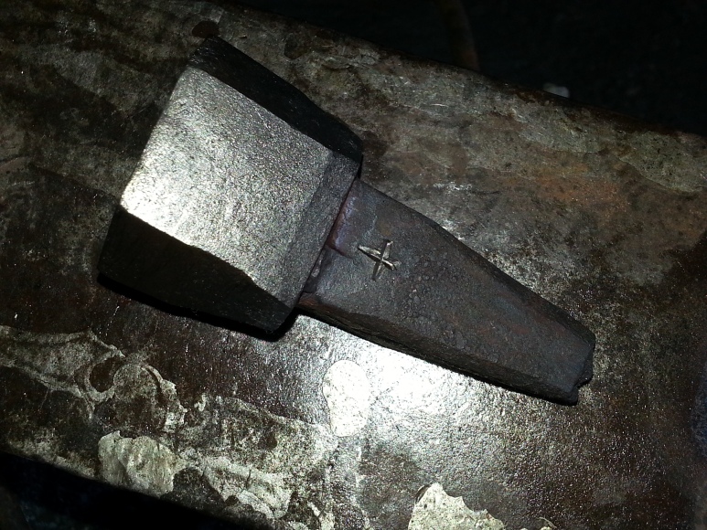 The tool is marked to provide the user with the means to insert it in the right direction on the anvil.
